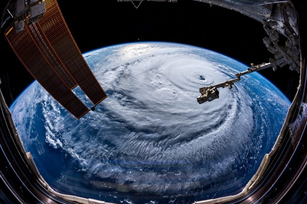  Florence se encuentra 145 millas (230 kil&oacute;metros) al este-sureste de Wilmington, en Carolina del Norte, y 195 millas (315 kil&oacute;metros) al este e Myrtle Beach, en Carolina del Sur.
