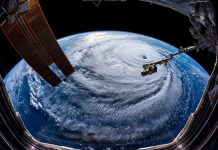 Florence se encuentra 145 millas (230 kilómetros) al este-sureste de Wilmington, en Carolina del Norte, y 195 millas (315 kilómetros) al este e Myrtle Beach, en Carolina del Sur.