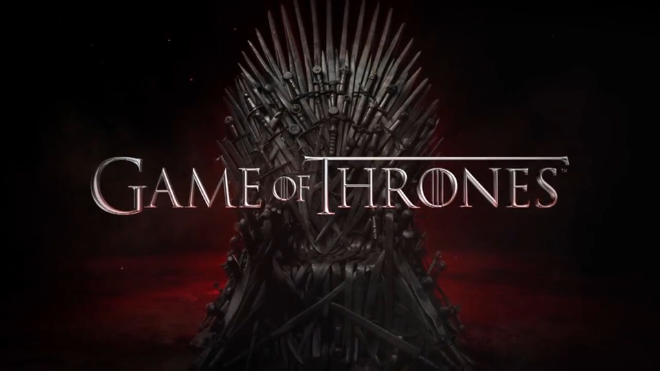 Producida para la televisi&oacute;n por cable, la trama de fantas&iacute;a &eacute;pica fue criticada duramente desde su estreno en 2011 por sus altas dosis de sexo y violencia, para muchos gratuitas, al punto de ser bautizado como el "show de los senos y los dragones",
