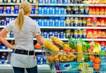 Los gastos de los consumidores en Estados Unidos crecieron un 0,3 % en agosto, la menor subida desde febrero, mientras que los ingresos personales subieron también un 0,3 %. (Foto de twitter)