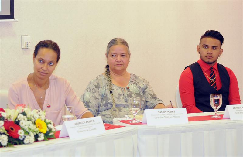 La directora del Proyecto de Desarrollo de Canadá para América Central, Abebech Assefa (i), la directora de Calidad y Asuntos Internacionales de Save the Children México, Sandy Poire (c), y el representante de la red juvenil Presión Save the Children Honduras, Jairo Samir Alvarado (d), participan en el lanzamiento del proyecto "Creación de oportunidades y prevención de la migración