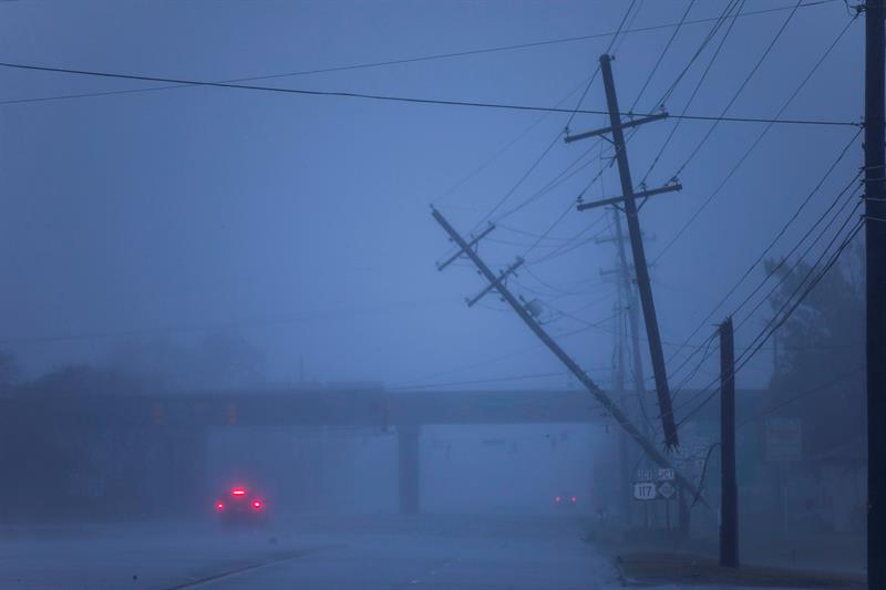 Florence, que tocó hoy tierra en Carolina del Norte continúa perdiendo fuerza, pero avanza lentamente dejando inundaciones