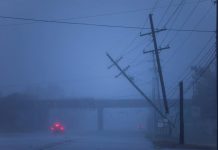 Postes de la luz semi caídos tras el paso del huracán Florence, en Wilmington, Carolina del Norte, EE.UU., el 14 de septiembre del 2018.