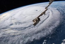 El estado de Nueva York despliega un plan de ayuda por el huracán Florence Fotografía cedida por la NASA muestra el ojo del huracán Florence sobre el océano Atlántico hoy, 12 de septiembre del 2018.
