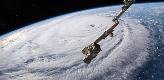Fotografía cedida por la NASA muestra el ojo del huracán Florence sobre el océano Atlántico hoy, 12 de septiembre del 2018.