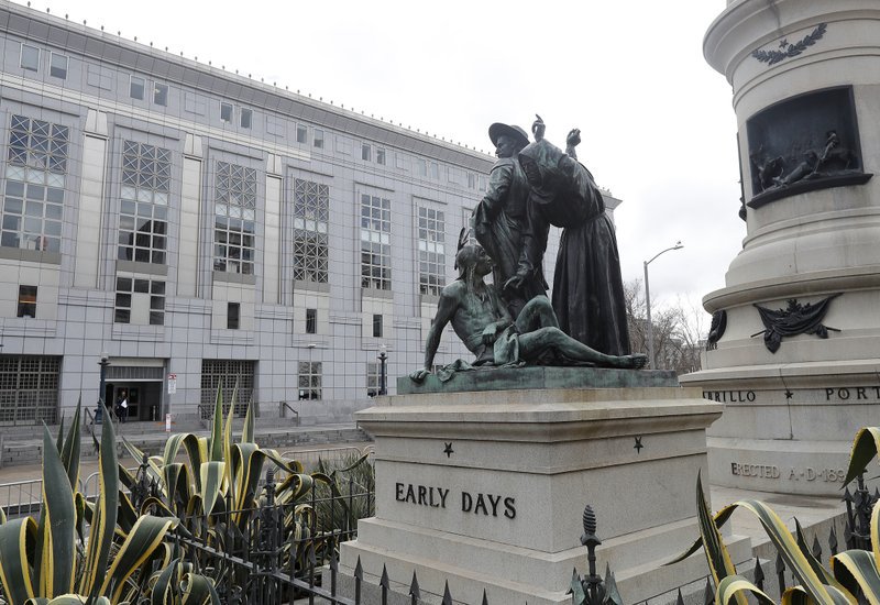 La estatua, que lleva por título "Early Days" (Primeros Días) y erigida en 1894, estaba situada justo enfrente del edifico del Ayuntamiento como parte de un conjunto escultórico