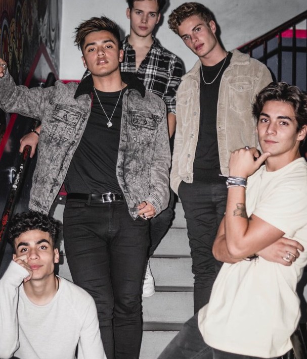 Surgido de un concurso televisivo, el grupo In Real Life trata de hacerse hueco en el competido mundo de las "boy band" en el país