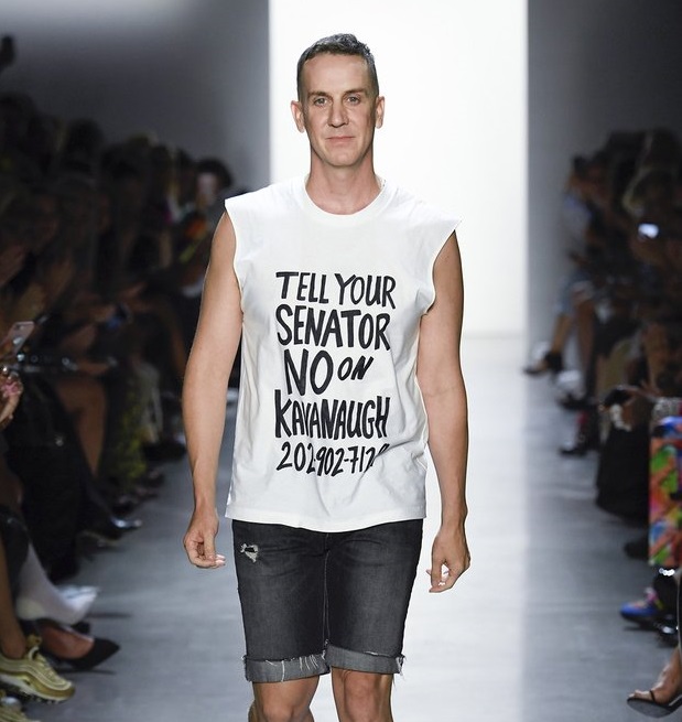  el director creativo de la firma Moschino, no decepcion&oacute; con su arriesgada l&iacute;nea urbana, entre las que destacaban grandes botas hasta la rodilla inspiradas en el mundo del ciclomotor, y jers&eacute;is y chaquetas en las que se le&iacute;an palabras como "riot", "power", "sex", "revolt" o "resist".