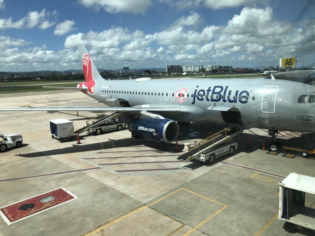 Un avión de la aerolínea estadounidense JetBlue que hacía el trayecto entre Nueva York y la isla caribeña de Granada se vio hoy obligado a realizar un aterrizaje de emergencia