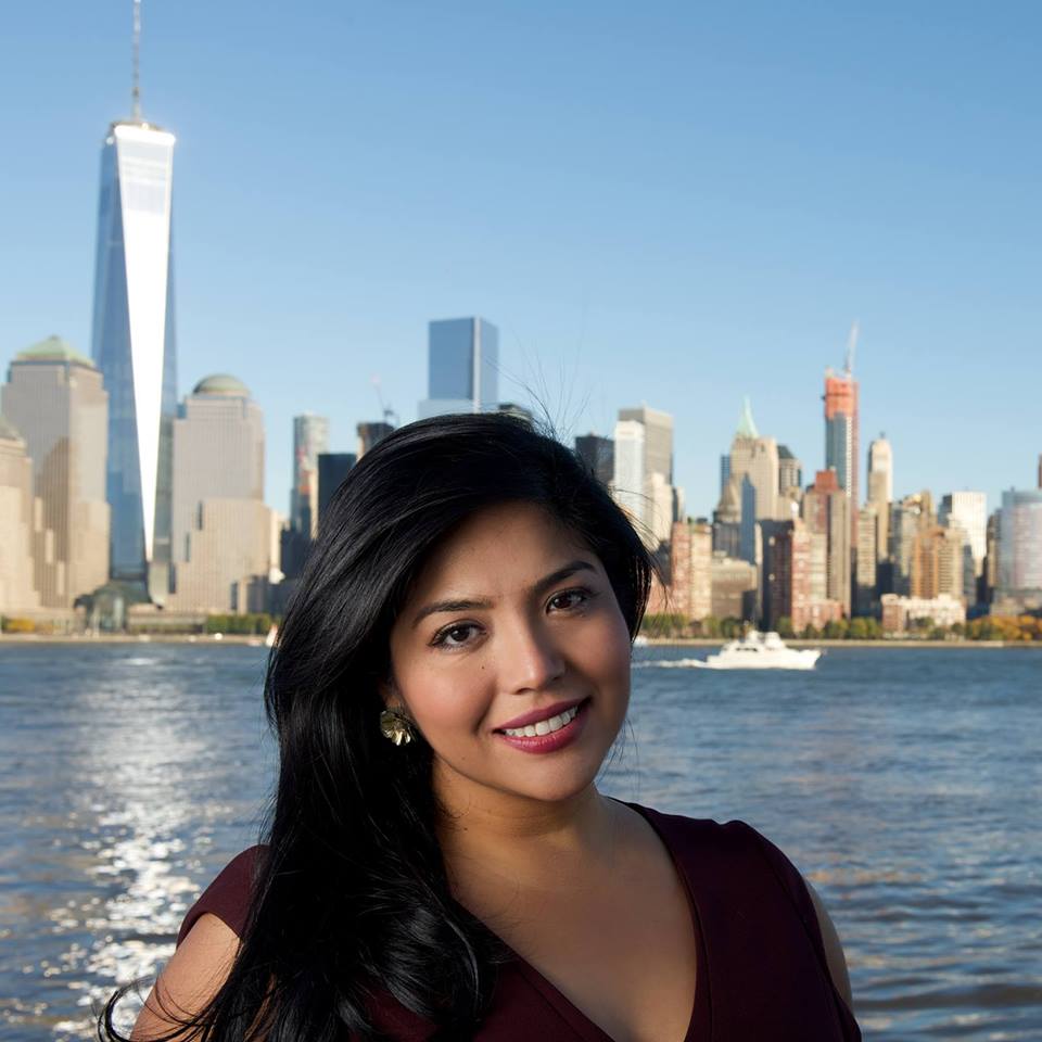 La soledad y separación de sus padres, que emigraron a EE.UU. cuando era niña, centran el nuevo libro de la mexicana Julissa Arce, que llegó a ser ejecutiva de Wall Street siendo indocumentada,