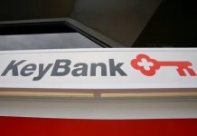 Según el escrito de acusación, el detenido era el director de servicios cajas fuertes del banco KeyBank cuando en julio de 2011 robó alrededor de 4,3 millones de dólares de una oficina de esta entidad en Anchorage, donde residía.