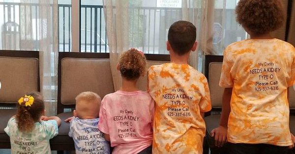 "Mi papi necesita un ri&ntilde;&oacute;n tipo O. Por favor llame al 925-337-6316", mostraban las camisetas que llevan las tres hijas de "Larry".