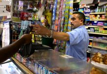 Bodegueros de Nueva York crean fondos de compensación ante ola masiva de robos Bodegas hispanas de Nueva York.