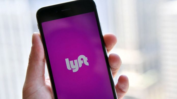 La plataforma de taxis privados Lyft anunció hoy premios equivalentes a más de 650 dólares para 50 automovilistas de Miami que no usen su propio automóvil durante un mes. (Foto de twitter)