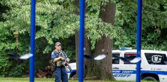 Un agente de Policía del condado de Harford permanece en guardia en el lugar donde se produjo un tiroteo en Maryland