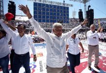 Tribunal electoral revoca sanción a partido de López Obrador por fideicomiso El Tribunal Electoral del Poder Judicial de la Federación (TEPJF) revocó la multa que el órgano electoral impuso a Movimiento Regeneración Nacional (Morena), partido del presidente electo, Andrés Manuel López Obrador