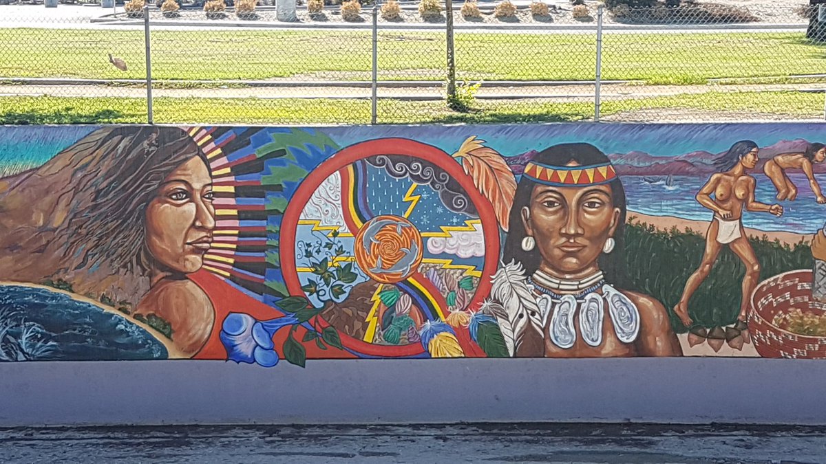 Tras una reciente restauración, el muro luce como un repaso ilustrativo, colorido e inspirador sobre el diverso pasado y presente de California a lo largo de 840 metros de murales.