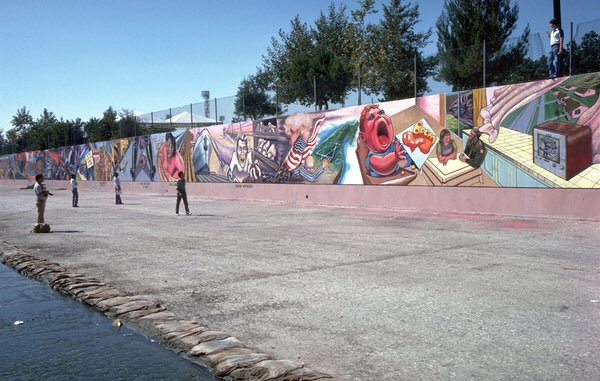 Pintado a lo largo de varios veranos entre los años setenta y ochenta, "The Great Wall of Los Angeles" fue posible gracias a los más de cuatrocientos jóvenes voluntarios,