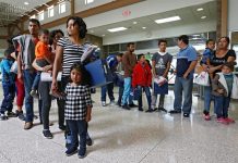 Alcaldía Nueva York asigna fondos para aumentar asistencia legal a niños inmigrantes El alcalde de Nueva York, Bill de Blasio, asignó cuatro millones de dólares para asistencia legal a niños inmigrantes que vinieron solos a EE.UU. y a los que fueron separados de su familia al llegar a este país a través de la frontera.