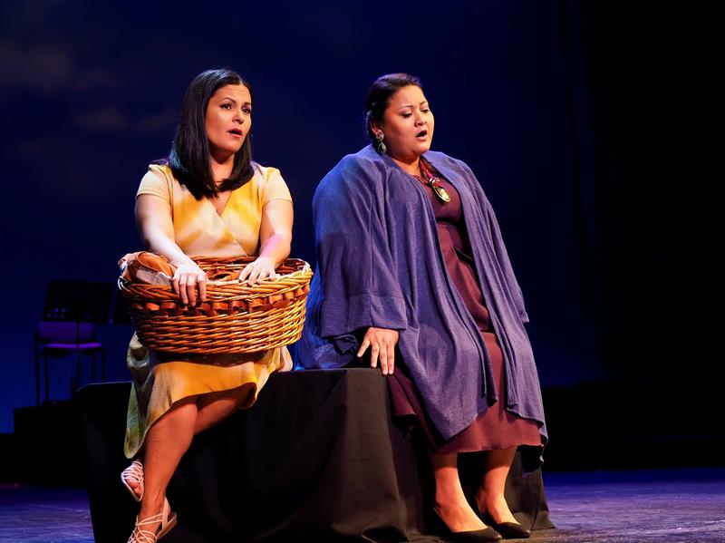  dos actrices mientras act&uacute;an en la opera mariachi "Cruzar la Cara de la Luna" 