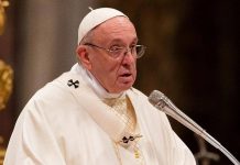 El papa Francisco animó hoy a los políticos a que afronten con responsabilidad desafíos actuales como las migraciones o el cambio climático,