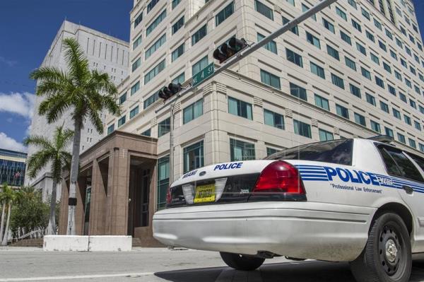 policia1 Un hombre armado con un fusil AK 47 y que abrió fuego contra varios agentes murió durante un intercambio de disparos registrado cerca del Aeropuerto Internacional de Miami. (Foto de twittter)