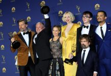 El elenco de Game of Thrones posa con el Emmy a Mejor Serie Dramática durante la ceremonia anual de los Primetime Emmy Awards el lunes 17 de septiembre de 2018, en el Microsoft Theater de la ciudad de Los Ángeles