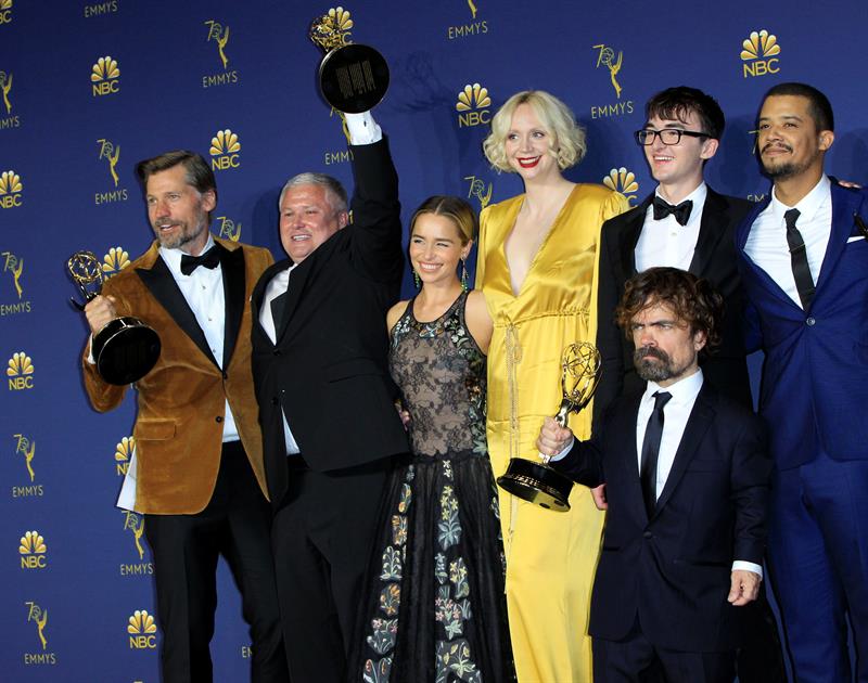 El elenco de Game of Thrones posa con el Emmy a Mejor Serie Dram&aacute;tica durante la ceremonia anual de los Primetime Emmy Awards el lunes 17 de septiembre de 2018, en el Microsoft Theater de la ciudad de Los &Aacute;ngeles 