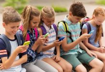 La mayoría de los países occidentales carecen de leyes específicas que regulen el uso de los celulares en los centros educativos, pero muchos Gobiernos debaten. (Foto de twitter)