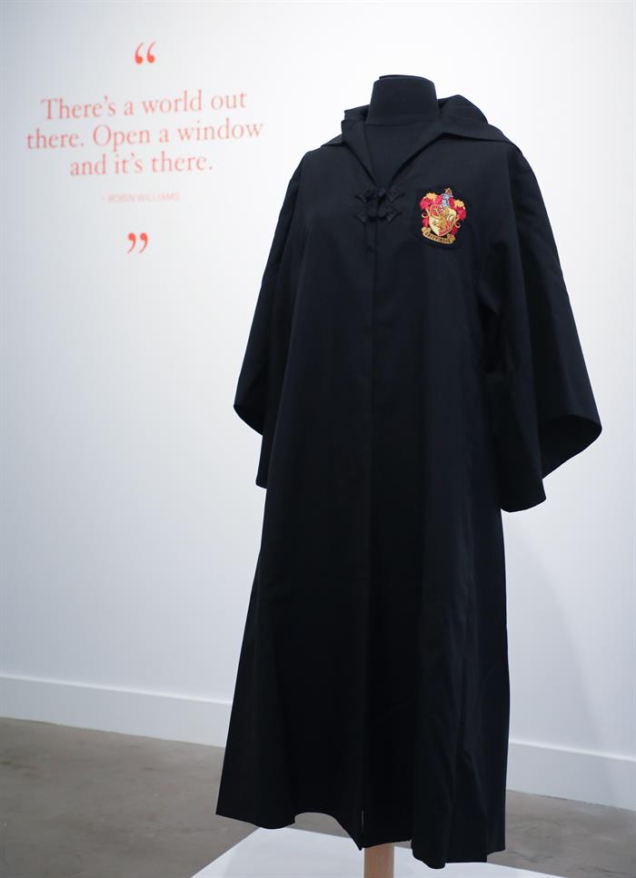 Vista de una de las capas que utiliz&oacute; el actor brit&aacute;nico Daniel Radcliffe en las pel&iacute;culas de Harry Potter, adquirida en su d&iacute;a por el actor estadounidense Robin Williams