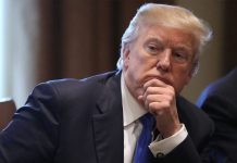 "Lo siento, lo vi, pero me quedé dormido. Creo que es muy bueno, muy bueno para dormir", afirmó Trump en un acto electoral en Fargo