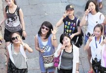 Una corte avala una ley que impide a ciudadanos de China comprar propiedades en Florida El número de turistas chinos que visitará Estados Unidos en la semana de vacaciones del Día Nacional de China, del 1 al 7 de octubre, será sensiblemente menor que el año anterior. (Foto de twitter)