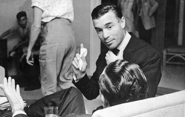 Rubirosa nació en República Dominicana el 22 de enero de 1909 y murió el 5 de julio de 1965 en París, donde ejercía como embajador dominicano,