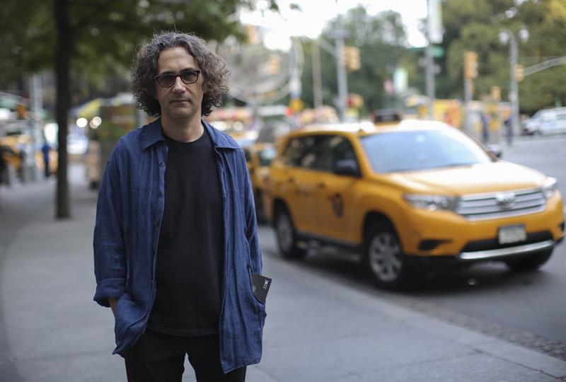 Fotografía del 19 de septiembre de 2018, donde aparece el guitarrista español Óscar Peñas en una calle de Nueva York