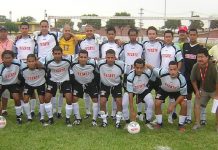 Dirigentes y jugadores del Corinto F.C.. En histórica fotografía del año 2006, cuando el conjunto corinteno participó al mando de Daniel Menjivar (extremo izquierdo), quien será agasajado este sábabo 27 de Octubre, en Red Hook Park. En compañía de Abilio "Burro" Benitez y Edmundo Granados (+), en las eliminatorias inter-estatales jugadas en la ciudad de Chicago por el torneo Copa Tecate. (Foto: Buki Chapin)