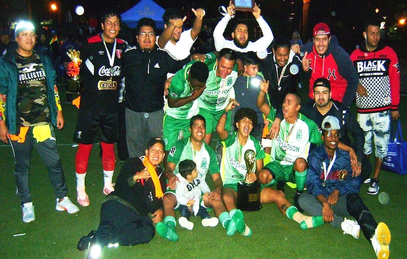 Integrantes del Cinco Estrellas que hizo historia en la HONDUCOL Liga de F&uacute;tbol, tras vencer al Am&eacute;rica, para proclamarse como nuevo campe&oacute;n en dicha Liga. (Foto: Buki Chapin)