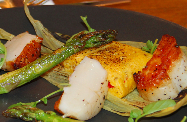 La humita ecuatoriana es otra de las delicias preparadas con ma&iacute;z y est&aacute; evolucionando en sofisticadas versiones como est&aacute; en que se presenta acompa&ntilde;ada de mariscos y vegetales.