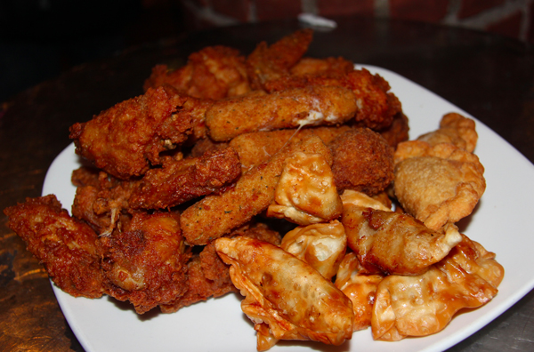 Los famosos chicharrones dominicanos son una herencia directa de Espa&ntilde;a y son una de las golosinas m&aacute;s apetecidas, usualmente se consume con la muy americana yuca y cebolla colorada (paite&ntilde;a).