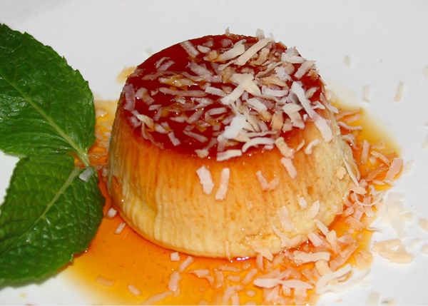 El flan es uno de los postres emblema de los latinos en el mundo y es una herencia directa de Europa, de origen griego, se expandi&oacute; desde &eacute;pocas antiguas por todo el Viejo continente y en Am&eacute;rica se le dio un toque especial con la muy mexicana vainilla, la menta y el coco de las &aacute;reas tropicales.