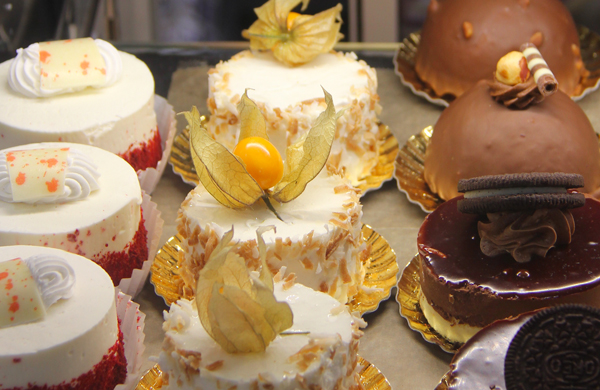 Las uvillas, uchubas o aguaymanto, son exquisitas frutas silvestres andinoamericanas con propiedades anticancer&iacute;genas que actualmente se utilizan para elegantes y sofisticados postres como lo muestra la gr&aacute;fica.