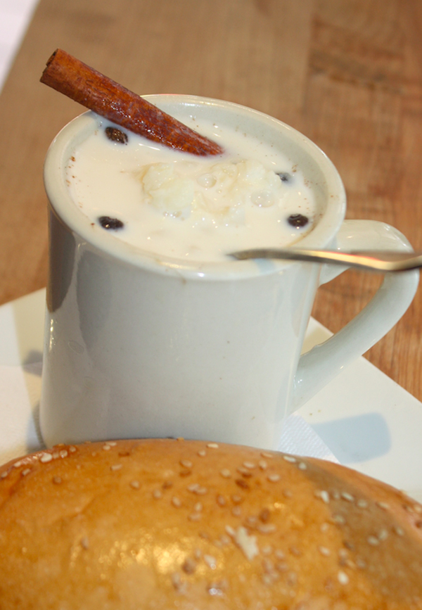 El morocho ecuatoriano, otro s&iacute;mbolo del mestizaje culinario, preparado con ma&iacute;z blanco partido y hervido durante horas, lleva leche de vaca y especies. Una bebida caliente ideal para el muy cercano invierno.