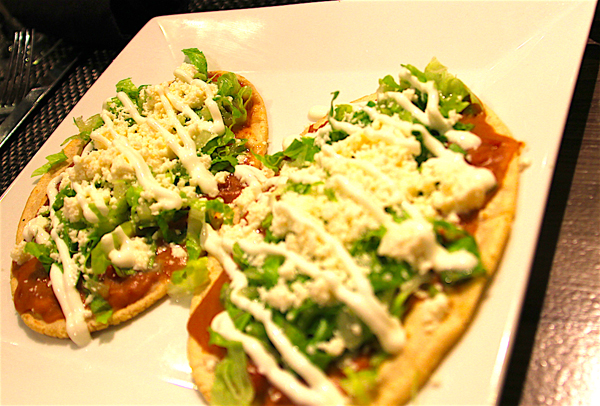 Platos populares como los guaraches mexicanos, una alegor&iacute;a al calzado ind&iacute;gena, guarache o sandalias, por la forma en que se presenta la masa de ma&iacute;z sobre la cual se colocan un refrito de frijoles rojos, con queso, lechuga y la prote&iacute;na que se desee.