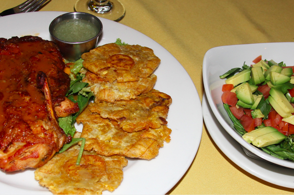 El pl&aacute;tano con sus variedades, es uno de los productos emblema de las cocinas latinas en Nueva York, uno de los bocadillos m&aacute;s apetecidos son los llamados patacones o tostones, que se preparan con pl&aacute;tano verde frito.