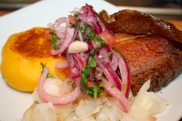 Platos tradicionales como el llapingacho ecuatoriano son una muestra del mestizaje que une el ma&iacute;z y la papa americanos con la carne de cerdo introducida por los espa&ntilde;oles.