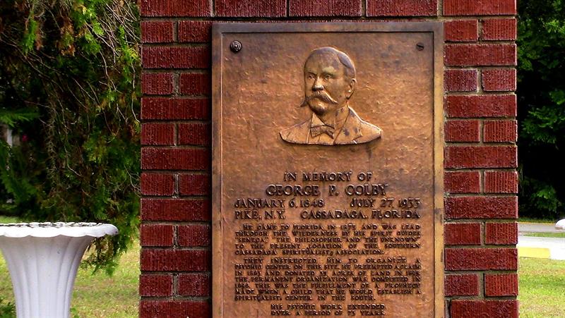 memorial en honor al joven psíquico de Nueva York, George Colby, quien hace 124 fundó Cassadaga