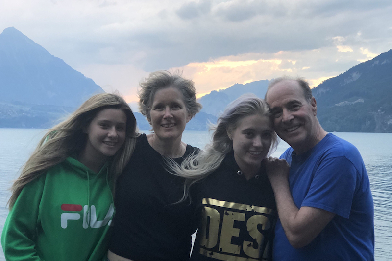 Bruce Horovitz con su esposa, Evelyne, y sus hijas Becca (izq.) y Rachel, en Interlaken, Suiza. (Cortes&iacute;a de Bruce Horovitz)