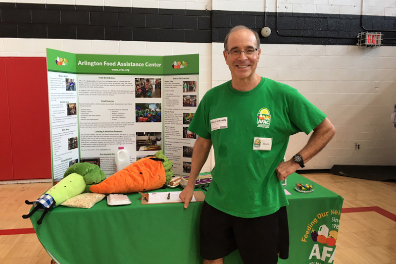 Bruce Horovitz, quien es voluntario en un banco de alimentos en Arlington, Virginia, en un stand para reclutar estudiantes voluntarios en un evento en George Mason High School, en Falls Church, Virginia. (Marybeth Connely, Falls Church City Public Schools)