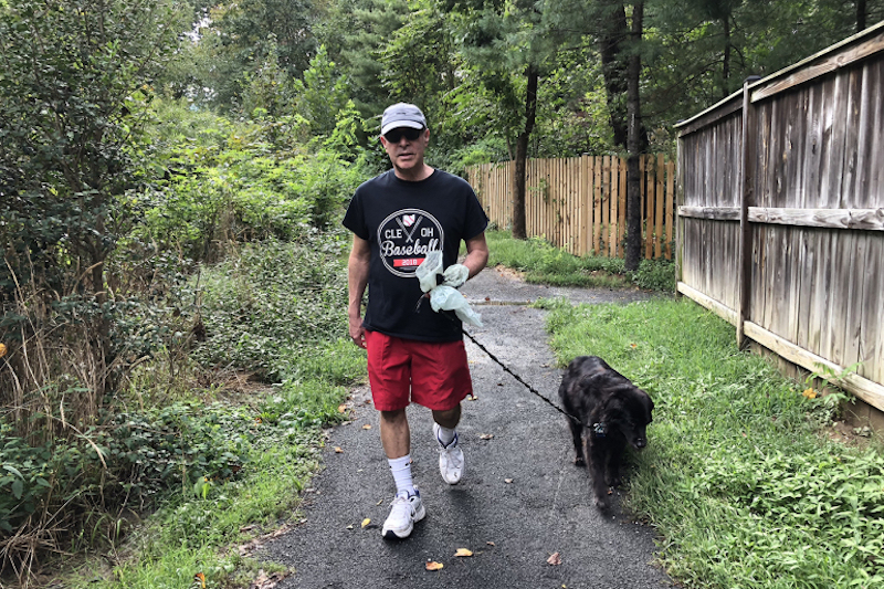 Horovitz pasea a su perro Shadow, dos veces al d&iacute;a, 45 minutos cada vez. (Evelyne Horovitz)