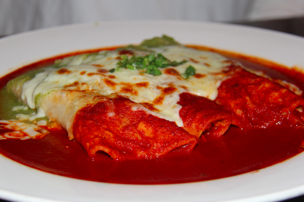 Las enchiladas son uno de los m&aacute;s populares platos mexicanos y toman el nombre de la salsa preparada con pimiento picante, chile o aj&iacute;. Actualmente tambi&eacute;n se sirven &ldquo;enmoladas&rdquo; que reemplazan la salsa picante por el famoso mole, una compleja salsa preparada con una treintena de ingredientes entre los cuales est&aacute; el chocolate.