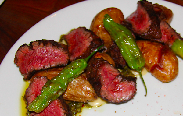 Argentina con sus tradicionales carnes y vinos es otra de las cocinas presentes en Nueva York y tambi&eacute;n est&aacute; evolucionando y fusion&aacute;ndose con otras cocinas latinas, como en este plato en donde adem&aacute;s de la carne, hay papa y pimientos picantes mexicanos.